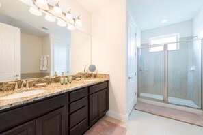 Villa (1 Bedroom) | Bathroom - Villa in Encore Resort at Reunion 1995 (Kissimmee)