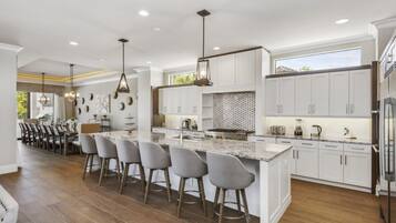 Vila (1 Bedroom) | Cozinha privada | Geladeira, micro-ondas, fogão, cooktop