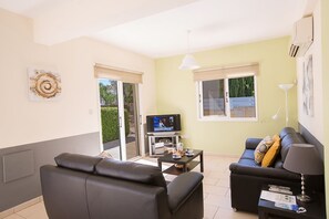 Vila (1 Bedroom) | Área de estar | TV, DVD player