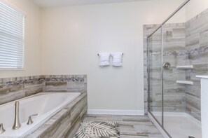 Villa (Multiple Bedrooms) | Badezimmer