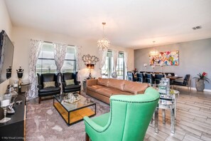 Villa (1 Bedroom) | Woonkamer | Televisie en tafelvoetbal