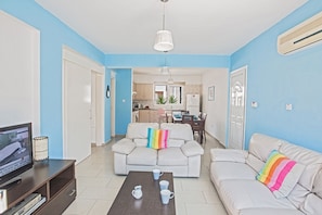 Villa (2 Bedrooms) | Sala de estar | Televisión 