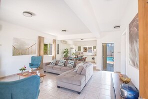 Villa (4 Bedrooms) | Wohnbereich | Fernseher