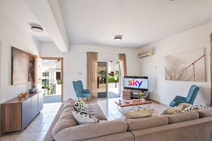 Villa (4 Bedrooms) | Wohnbereich | Fernseher