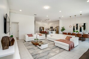 Huvila (1 Bedroom) | Olohuone | Televisio