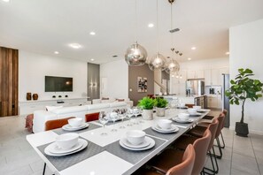 Villa (1 Bedroom) | Essbereich im Zimmer