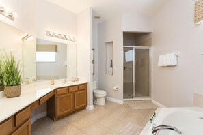 Villa (1 Bedroom) | Bathroom | Combined shower/tub - Villa in Reunion Resort & Spa 1346 (Kissimmee)
