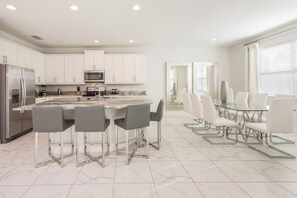 Villa (1 Bedroom) | Private kitchen | Fridge, microwave, oven, stovetop - Villa in Encore Resort at Reunion 2985 (Kissimmee)