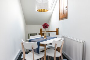 In-room dining - NEW Amazing 1 Bedroom Flat in Trendy Highbury (London)