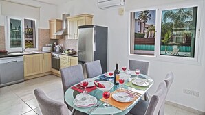Una cocina moderna con comedor listo para una comida.