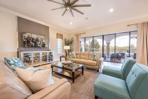 Villa (1 Bedroom) | Wohnzimmer | Arbeitsbereiche