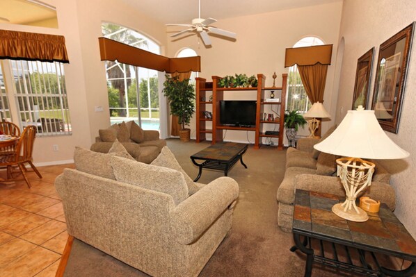 Villa (5 Bedrooms) | Living room | TV