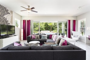 Villa (1 Bedroom) | Wohnzimmer | Flachbildfernseher, Videospielkonsole, Tischfußball