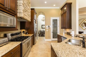 Villa (1 Bedroom) | Cocina privada | Microondas, horno, parrilla de estufa y lavavajillas