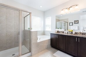 Villa (1 Bedroom) | Salle de bain | Ensemble baignoire-douche, shampooing