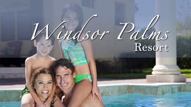 Uima-allas, jossa on perhe. Kuvassa on teksti: ”Windsor Palms Resort”.