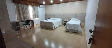 Executive driepersoonskamer | Een minibar, een bureau, gratis wifi, beddengoed