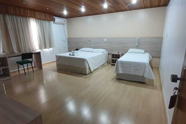 Executive-værelse til 3 personer | Minibar, skrivebord, gratis Wi-Fi, sengetøj