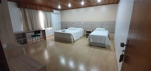 Quarto triplo executivo | Frigobar, escrivaninha, Wi-Fi de cortesia, roupa de cama