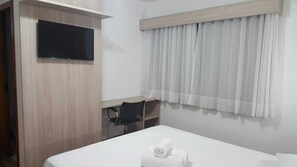 Een minibar, een bureau, gratis wifi, beddengoed