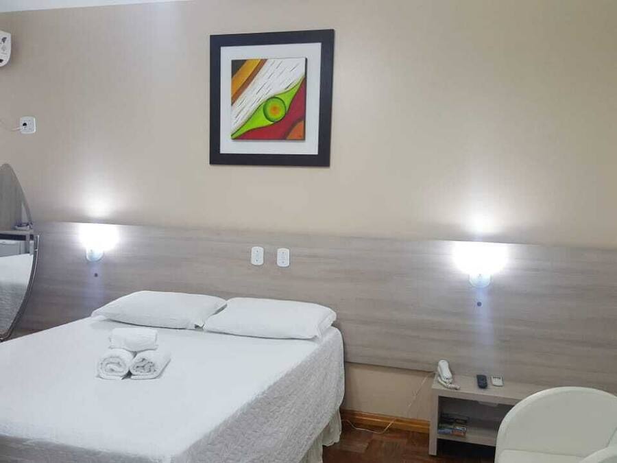 Minibar, escritorio, wifi gratis y ropa de cama