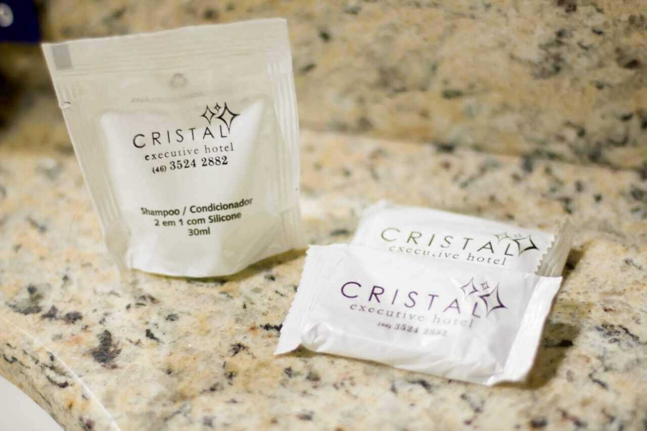 Kaksi Cristal-hotellin shampoopulloa graniittitasolla.