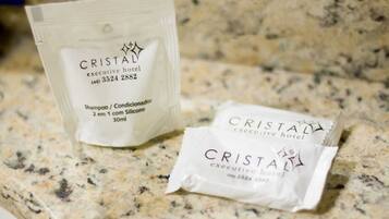 Kaksi Cristal-hotellin shampoopulloa graniittitasolla.