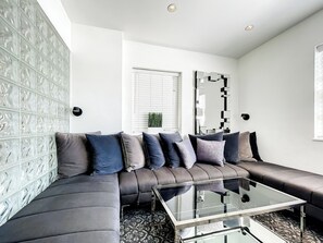 Smart TV - 4 RM on Beach SoBeSuites by AmericanVacationLiving (Miami Beach)