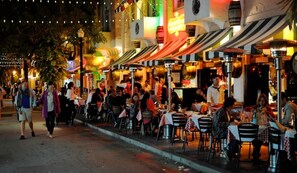 Outdoor dining - 4 RM on Beach SoBeSuites by AmericanVacationLiving (Miami Beach)