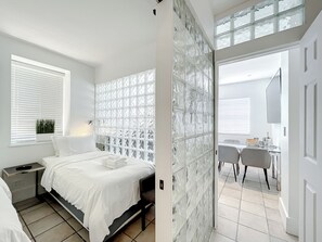 3 quartos, cofres nos quartos, ferros/tábuas de passar roupa