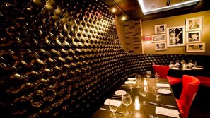 Dining - 4 RM on Beach SoBeSuites by AmericanVacationLiving (Miami Beach)