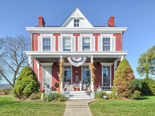 Historic cozy farmhouse in the ❤️ of Myersville , MD close to Rt 70! Welcome Home
