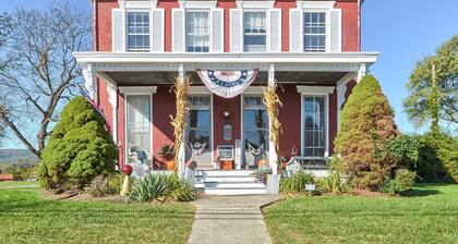 Historic cozy farmhouse in the ❤️ of Myersville , MD close to Rt 70! Welcome Home