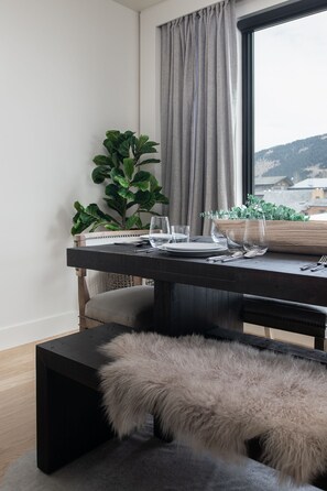 Smart TV y chimenea 
