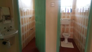 Bathroom - By Grace apartment near sportman arms,hosted by regina (Nanyuki)