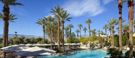 Alberca al aire libre y alberca climatizada