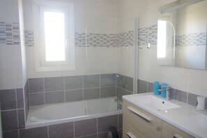 Tina, toallas, papel de baño 