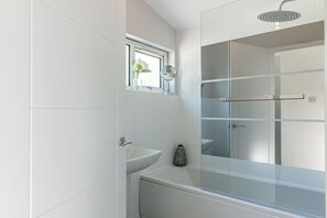House, Private Bathroom (Hillcrest) | 1 bedroom - Hillcrest Lodge (Stevenage)