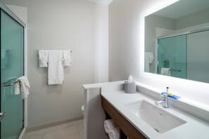 Standardzimmer | Badezimmer | Haartrockner, Handtücher, Seife, Shampoo