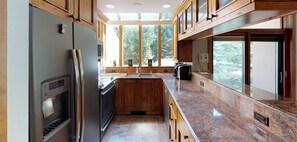 Fridge, oven, stovetop, coffee/tea maker - Grand Hyatt|Upscale condo w/ mountain views and complex hot tub (Vail)