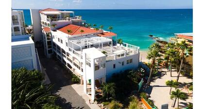 Maho Oceanfront Luxe: Modern and Spacious Condo