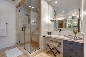 Dusche, Haartrockner, Handtücher, Seife