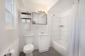 Ropa de cama de alta calidad, escritorio y insonorización 