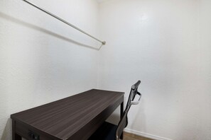 Ropa de cama de alta calidad, escritorio y insonorización 