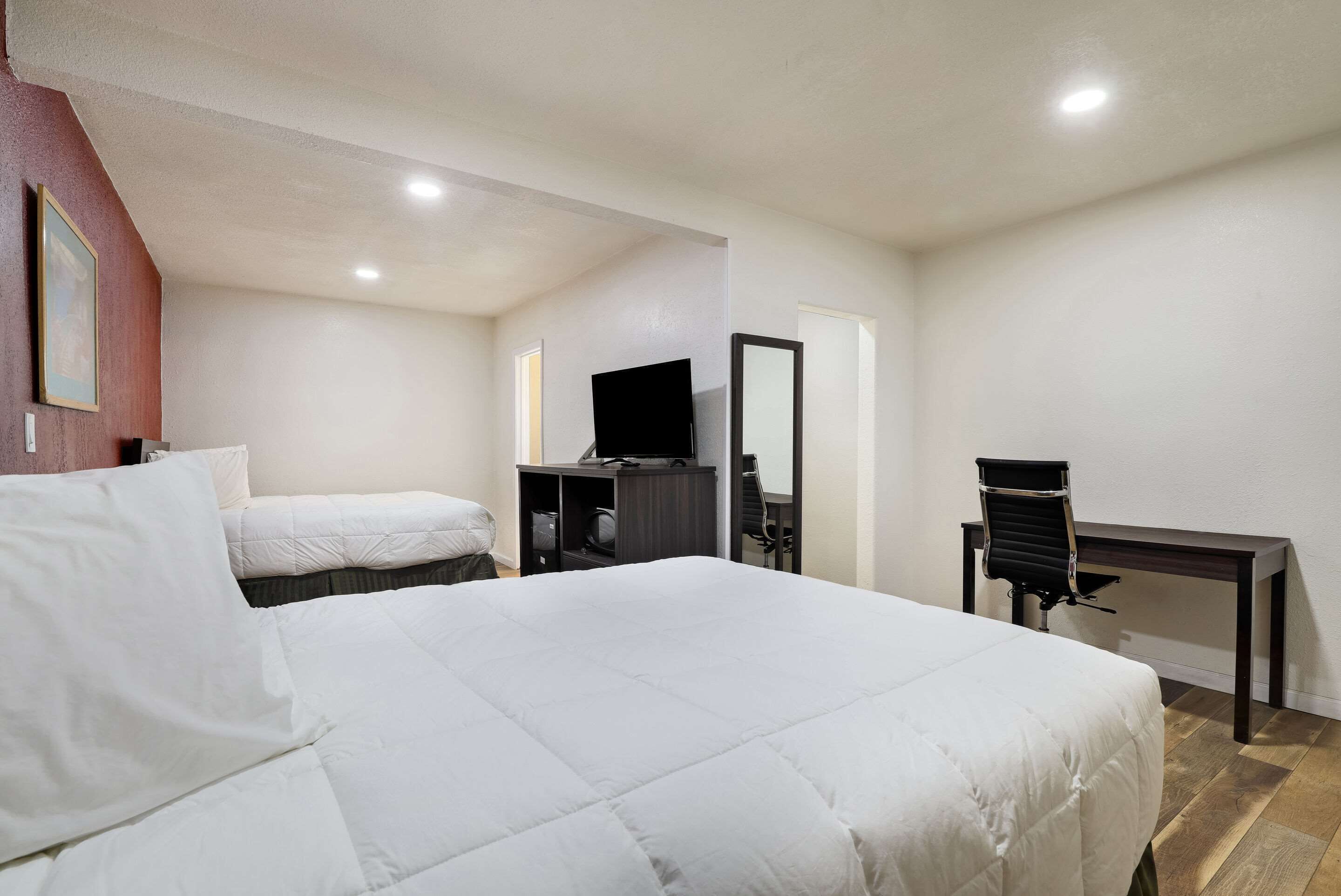 Kamar Standar, 2 Tempat Tidur Queen, Bebas Asap Rokok | Seprai premium, meja kerja, kedap suara, dan setrika/meja setrika