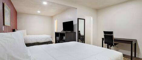 Standard Room, 2 Katil Ratu (Queen), Non Smoking | Peralatan tempat tidur premium, meja, kalis bunyi