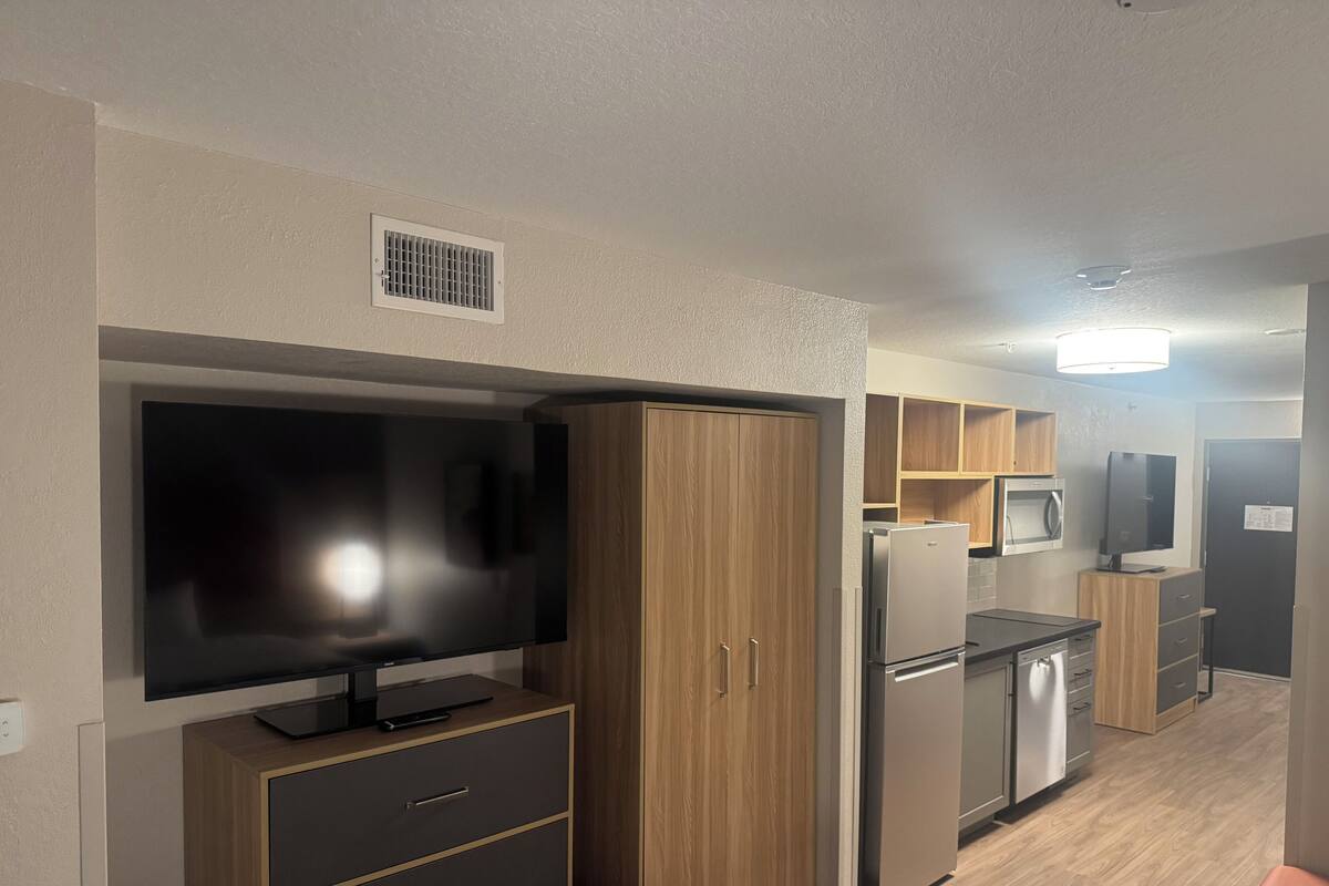 Grand réfrigérateur, micro-ondes, cafetière/bouilloire