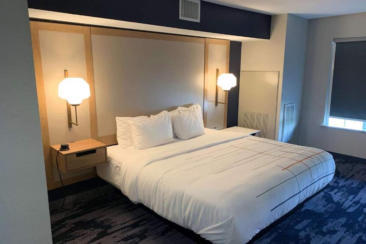 Studio Suite, 1 giường cỡ king, phù hợp cho người khuyết tật (Communications) | Bàn, khu vực làm việc phù hợp cho laptop, màn/rèm cản sáng