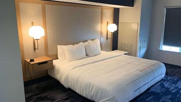 Suite estudio, 1 cama King size, con acceso para personas discapacitadas (Communications) | Escritorio, espacio para trabajar con laptop y cortinas blackout