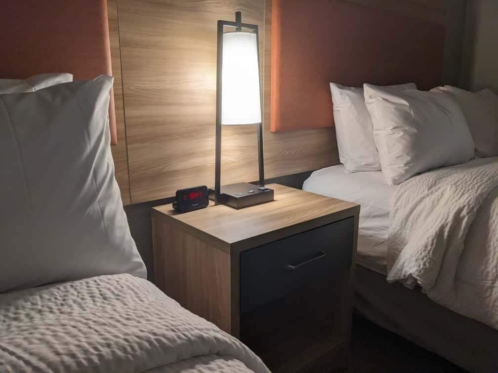 書桌、手提電腦工作空間、遮光窗簾/窗簾、熨斗/熨衫板